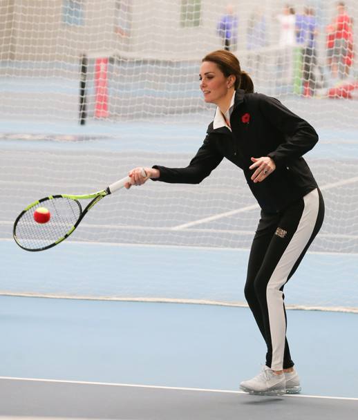 Kate Middleton, moglie del Principe Williams, nonostante la terza gravidanza sfoggia la sua ottima forma al centro federale di tennis. Eccola scambiare alcuni colpi con i giovanissimiLaPresse